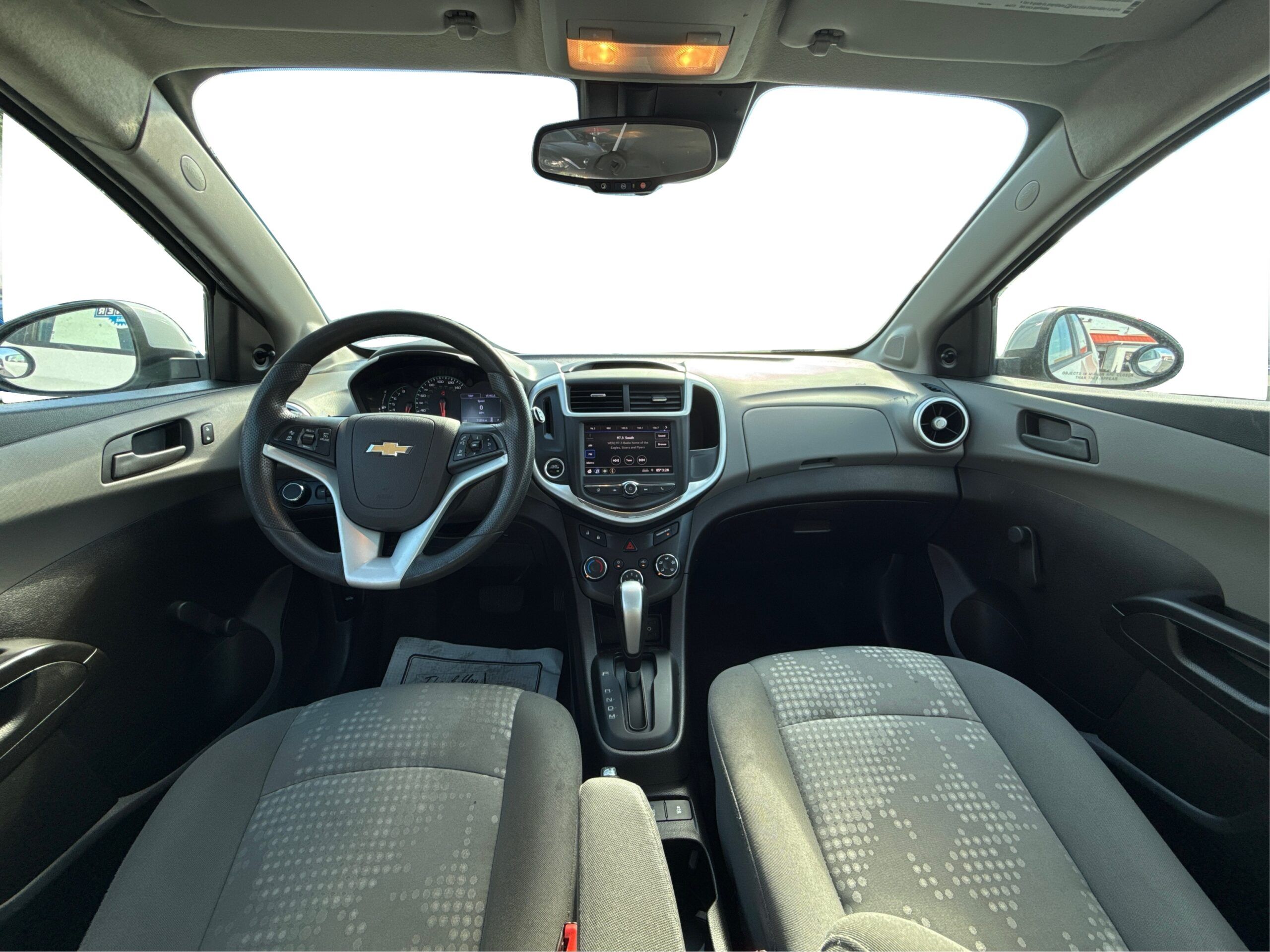 2_white_1759865324_in_001_1