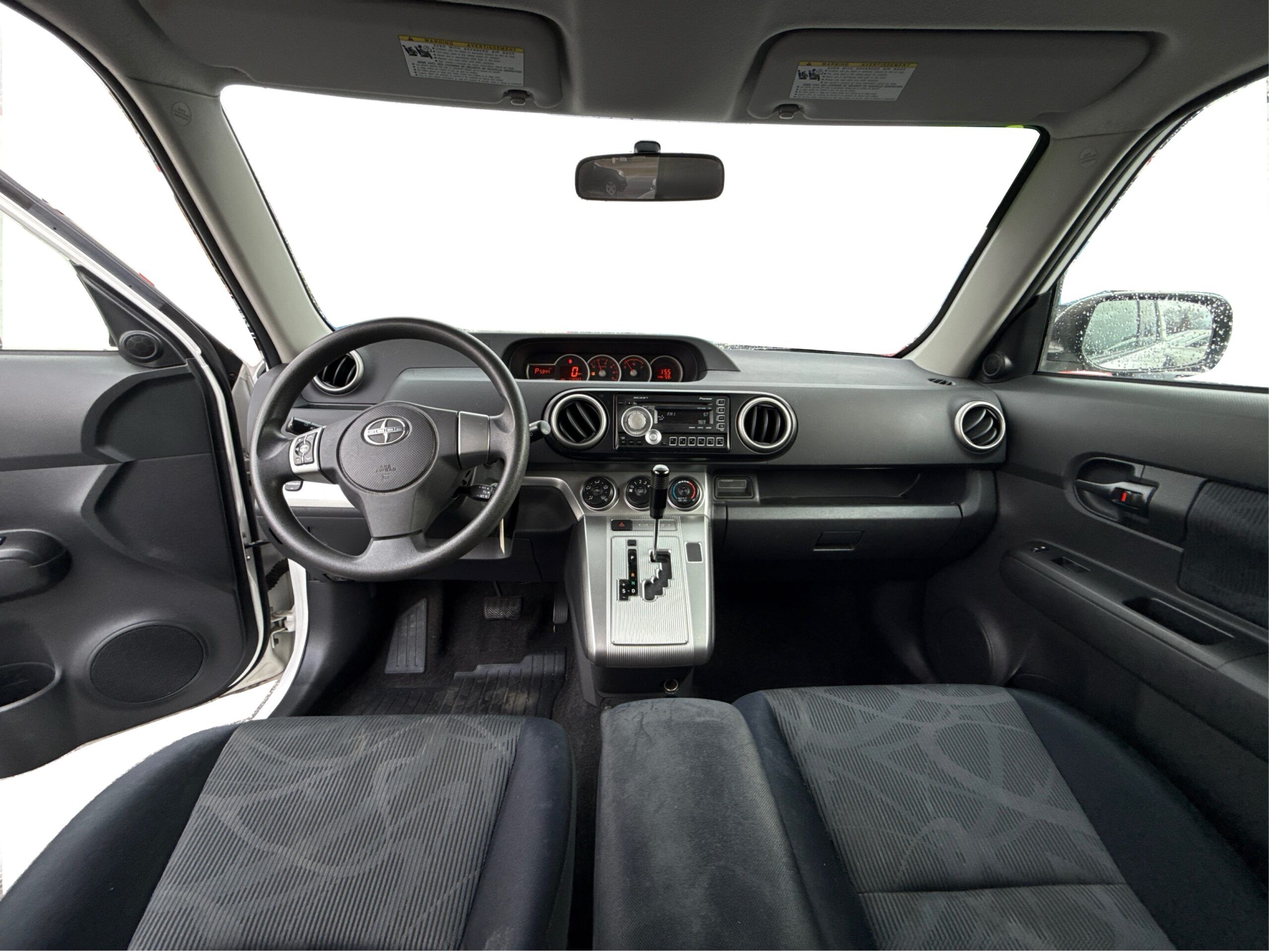 2_white_1767030903_in_001_1