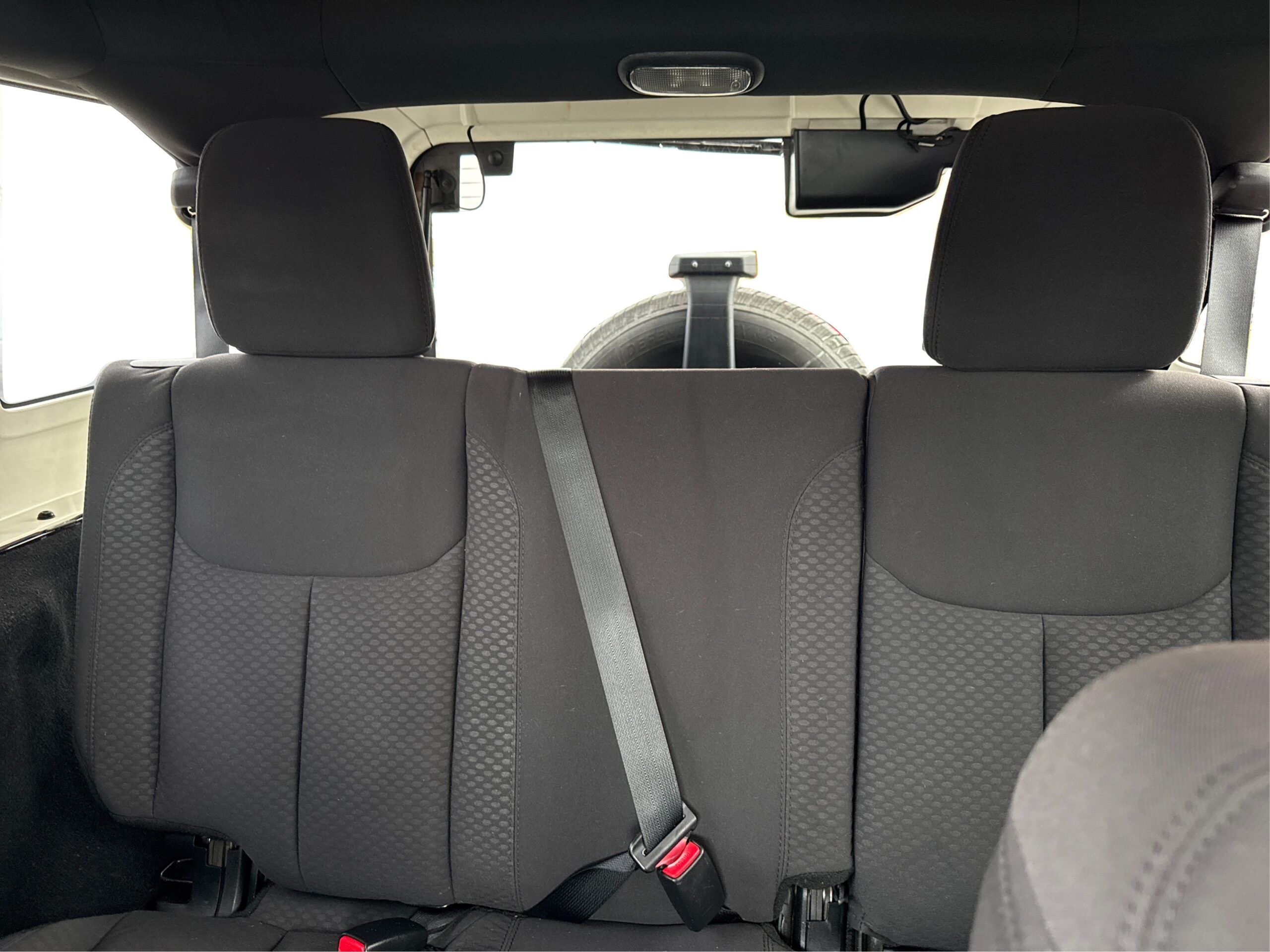 2_white_1775827578_in_001_2