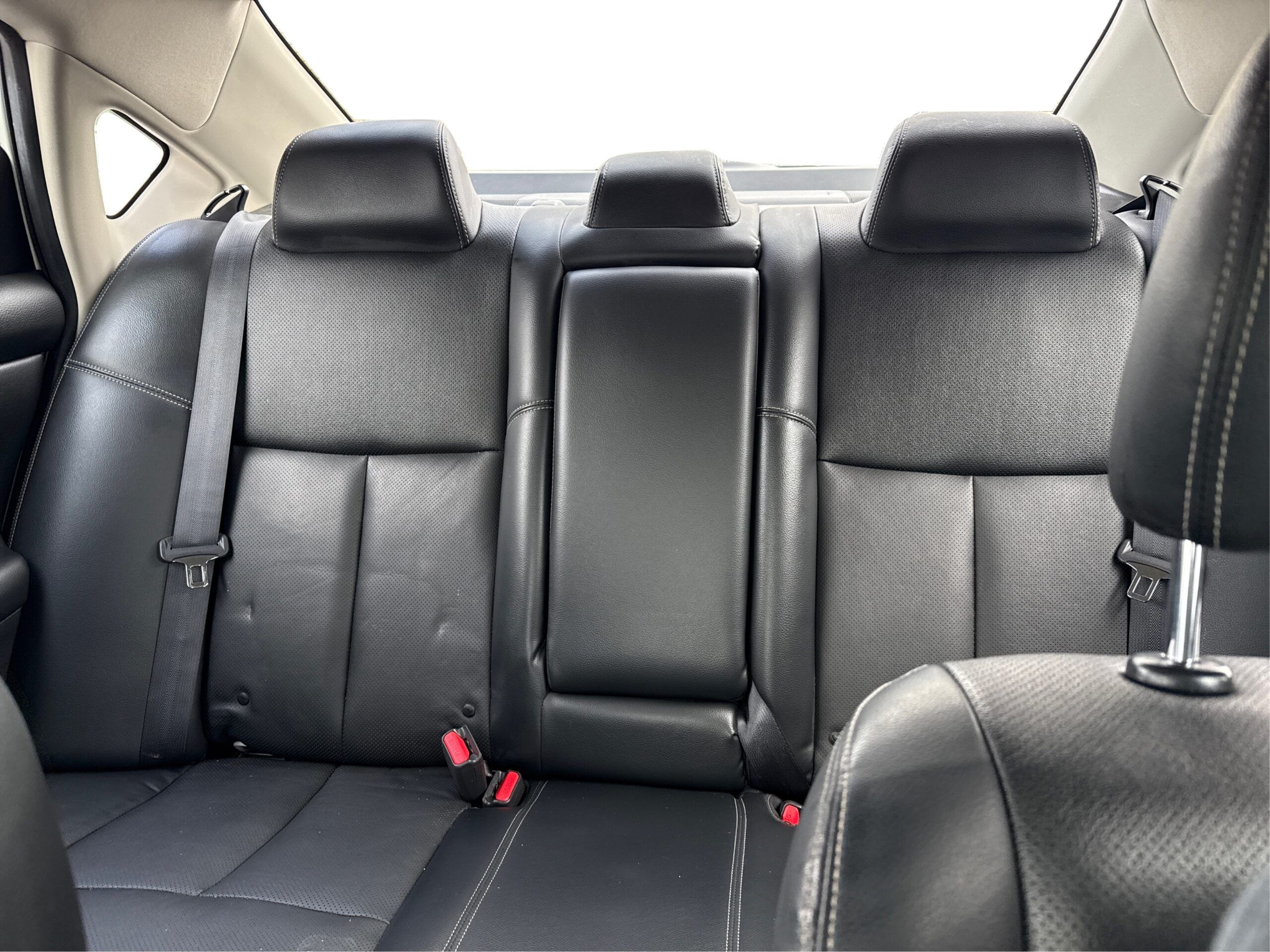 2_white_1775827785_in_001_2